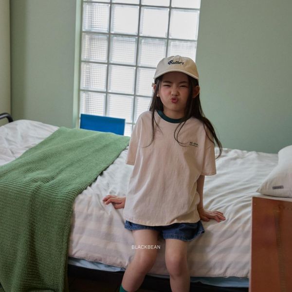 連排字母撞色滾邊短袖上衣 韓國童裝,男童夏裝,中性童裝,童裝推薦,2026夏季童裝,男童穿搭,韓系童裝,中性穿搭,韓國代購