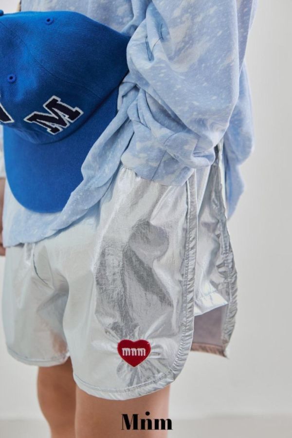 科技感金屬光澤短褲 韓國童裝,男童夏裝,中性童裝,童裝推薦,2026夏季童裝,男童穿搭,韓系童裝,中性穿搭,韓國代購