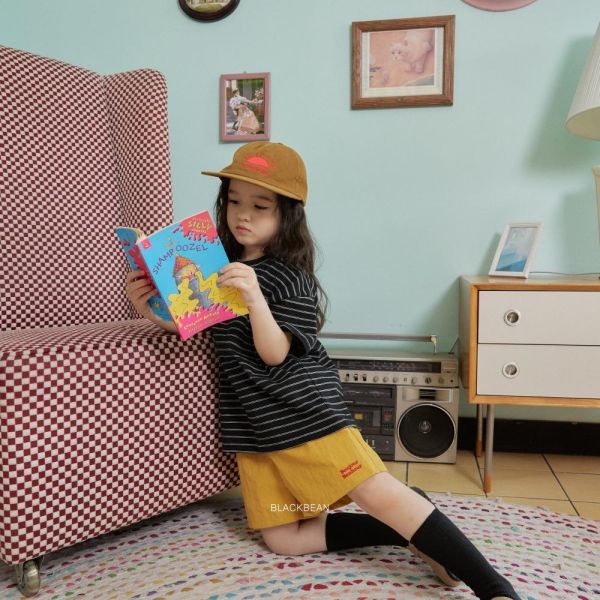 字母刺繡休閒短褲 韓國童裝,男童夏裝,中性童裝,童裝推薦,2026夏季童裝,男童穿搭,韓系童裝,中性穿搭,韓國代購