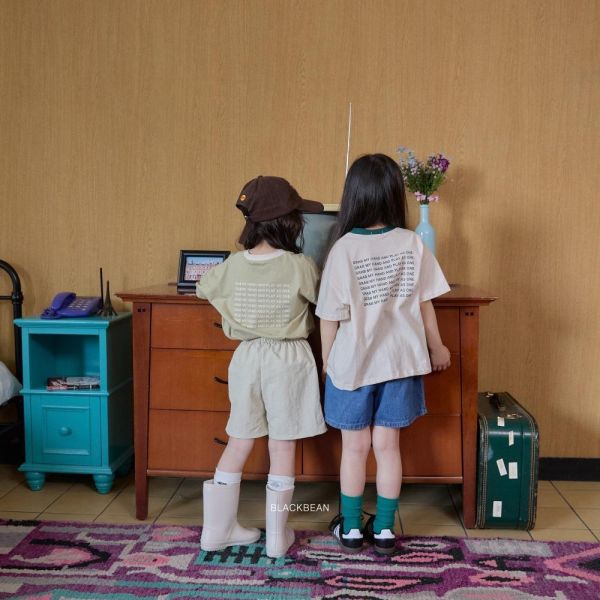 連排字母撞色滾邊短袖上衣 韓國童裝,男童夏裝,中性童裝,童裝推薦,2026夏季童裝,男童穿搭,韓系童裝,中性穿搭,韓國代購