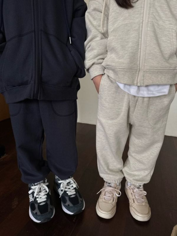 簡約素色連帽外套+運動棉褲套裝 韓國童裝,男童秋裝,中性童裝,韓系童裝推薦,2025秋季童裝,韓國男童新款,中性風男童穿搭,秋季男童服飾推薦,小男友穿搭
