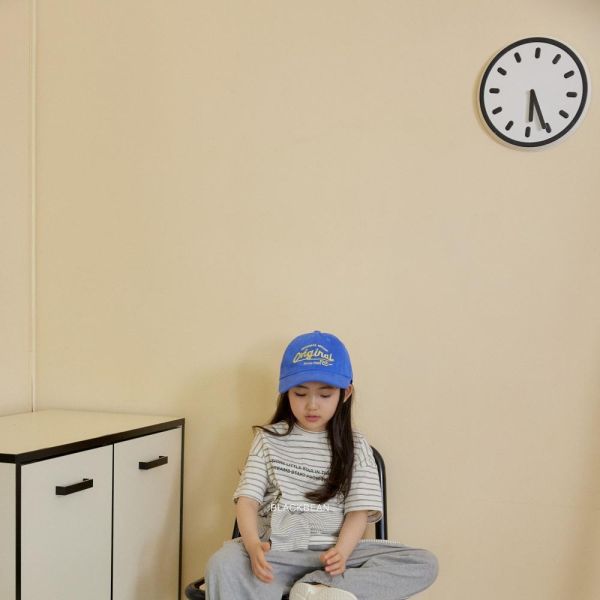 字母條紋短袖上衣 韓國童裝,男童夏裝,中性童裝,童裝推薦,2026夏季童裝,男童穿搭,韓系童裝,中性穿搭,韓國代購