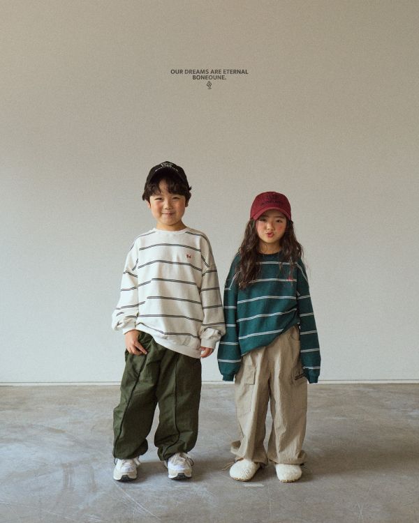BN刺繡寬粉條紋長袖上衣 韓國童裝,男童秋裝,中性童裝,韓系童裝推薦,2025秋季童裝,韓國男童新款,中性風男童穿搭,秋季男童服飾推薦,小男友穿搭