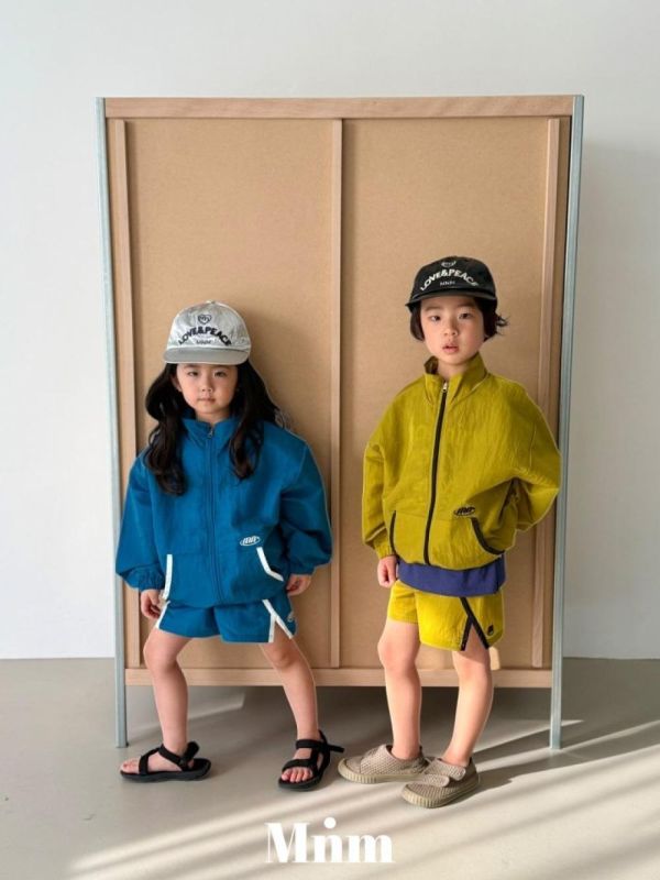 滾邊拉鍊防風薄外套 韓國童裝,男童夏裝,中性童裝,童裝推薦,2026夏季童裝,男童穿搭,韓系童裝,中性穿搭,韓國代購