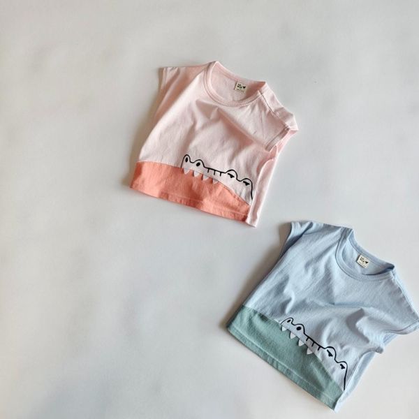 浮在水面的鱷魚短袖上衣 韓國童裝,男童夏裝,中性童裝,童裝推薦,2026夏季童裝,男童穿搭,韓系童裝,中性穿搭,韓國代購