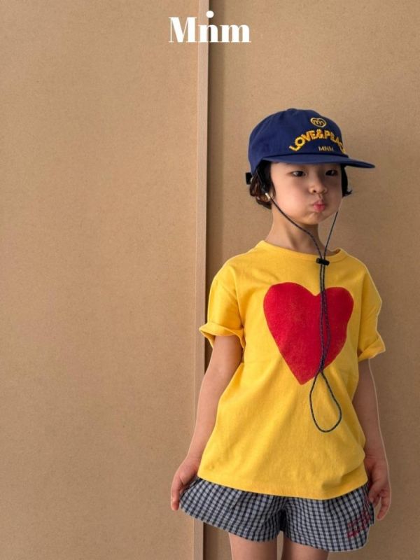 刺繡字母格紋休閒短褲 韓國童裝,男童夏裝,中性童裝,童裝推薦,2026夏季童裝,男童穿搭,韓系童裝,中性穿搭,韓國代購