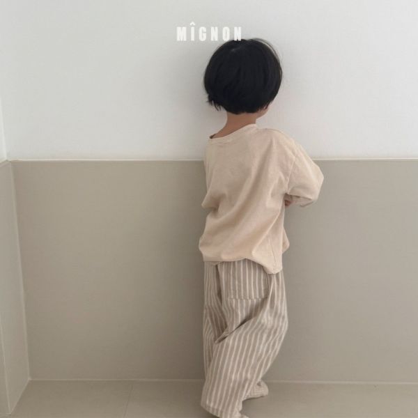 無印風直條紋休閒長褲 韓國童裝,男童秋裝,中性童裝,韓系童裝推薦,2025秋季童裝,韓國男童新款,中性風男童穿搭,秋季男童服飾推薦,小男友穿搭