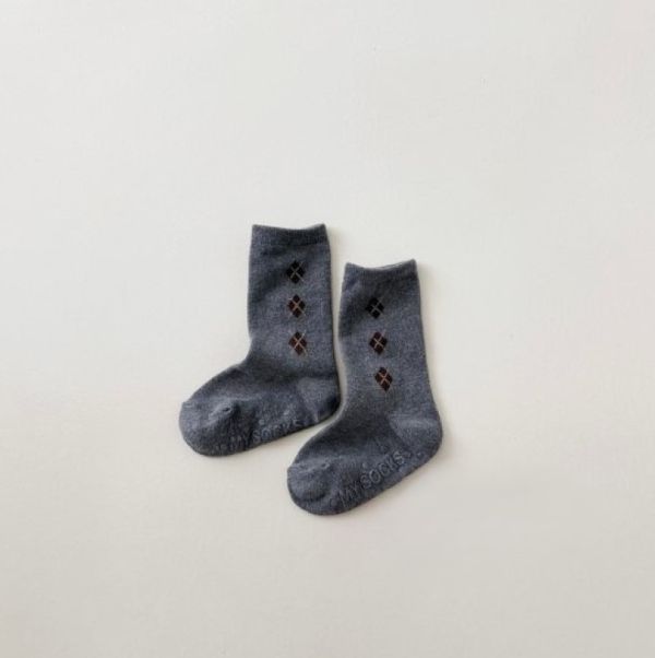 菱格圖中筒襪 韓國童裝,質感童裝,童裝推薦,韓系風格,男女童裝,韓風穿搭,韓國代購,韓國空運