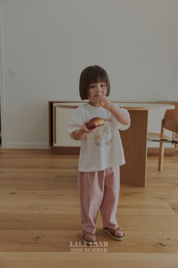 口袋標籤休閒長褲 韓國童裝,男童夏裝,中性童裝,童裝推薦,2026夏季童裝,男童穿搭,韓系童裝,中性穿搭,韓國代購