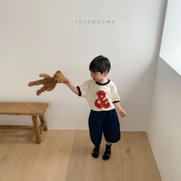 刺繡線條牛仔八分寬版長褲 韓國童裝,男童夏裝,中性童裝,童裝推薦,2026夏季童裝,男童穿搭,韓系童裝,中性穿搭,韓國代購