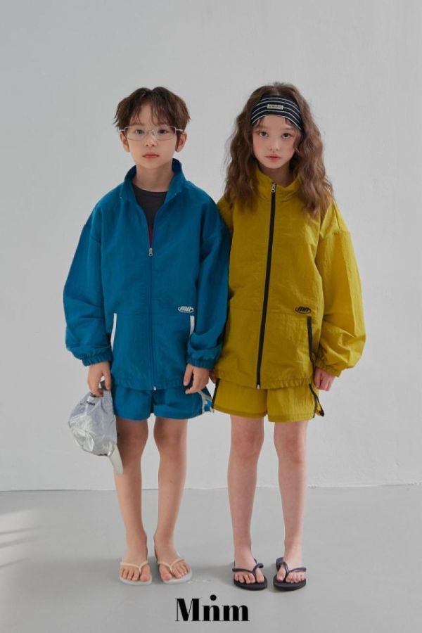 滾邊拉鍊防風薄外套 韓國童裝,男童夏裝,中性童裝,童裝推薦,2026夏季童裝,男童穿搭,韓系童裝,中性穿搭,韓國代購