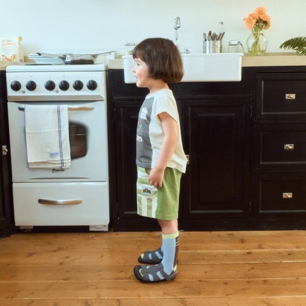 交錯條紋休閒短褲 韓國童裝,男童夏裝,中性童裝,童裝推薦,2026夏季童裝,男童穿搭,韓系童裝,中性穿搭,韓國代購