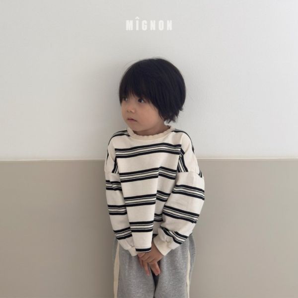 中短版條紋長袖上衣 韓國童裝,男童秋裝,中性童裝,韓系童裝推薦,2025秋季童裝,韓國男童新款,中性風男童穿搭,秋季男童服飾推薦,小男友穿搭