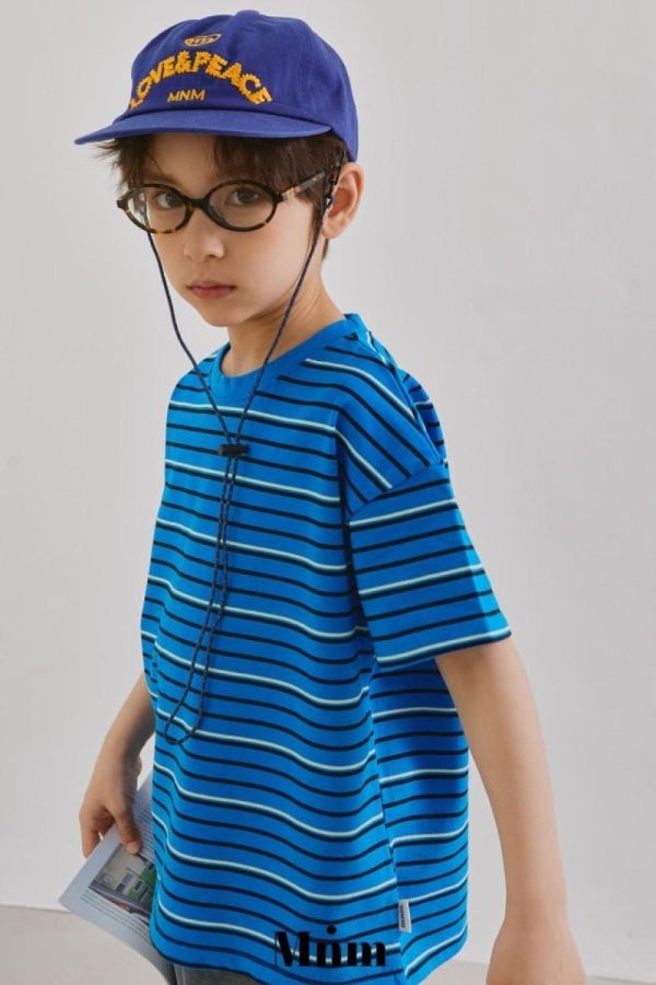 基礎條紋短袖上衣 韓國童裝,男童夏裝,中性童裝,童裝推薦,2026夏季童裝,男童穿搭,韓系童裝,中性穿搭,韓國代購