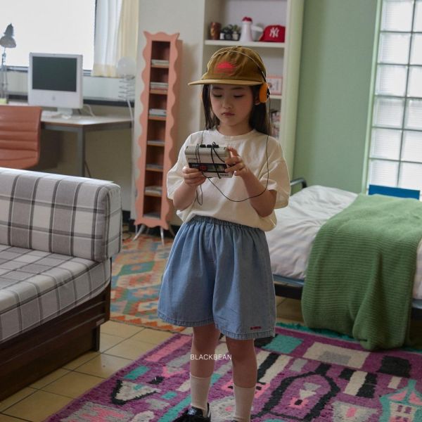 刺繡字母牛仔短褲 韓國童裝,男童夏裝,中性童裝,童裝推薦,2026夏季童裝,男童穿搭,韓系童裝,中性穿搭,韓國代購