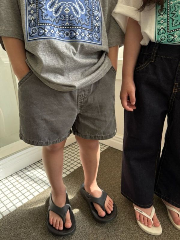 小標水洗棉休閒短褲 韓國童裝,質感童裝,童裝推薦,韓系風格,男女童裝,韓風穿搭,韓國代購,韓國空運,親子穿搭
