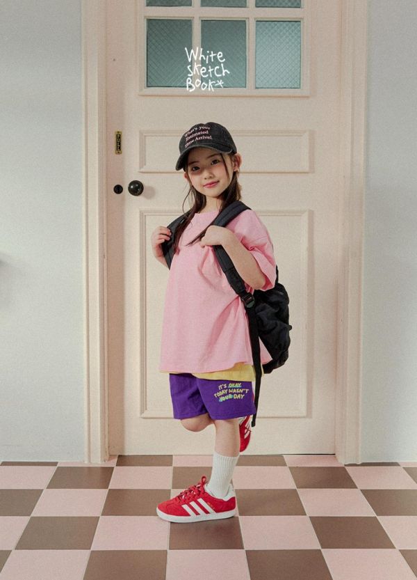 刷刷亮色字母休閒短褲 韓國童裝,男童夏裝,中性童裝,童裝推薦,2026夏季童裝,男童穿搭,韓系童裝,中性穿搭,韓國代購