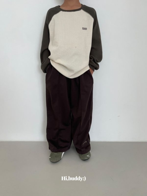 LOGO落地運動長褲 韓國童裝,男童秋裝,中性童裝,韓系童裝推薦,2025秋季童裝,韓國男童新款,中性風男童穿搭,秋季男童服飾推薦,小男友穿搭