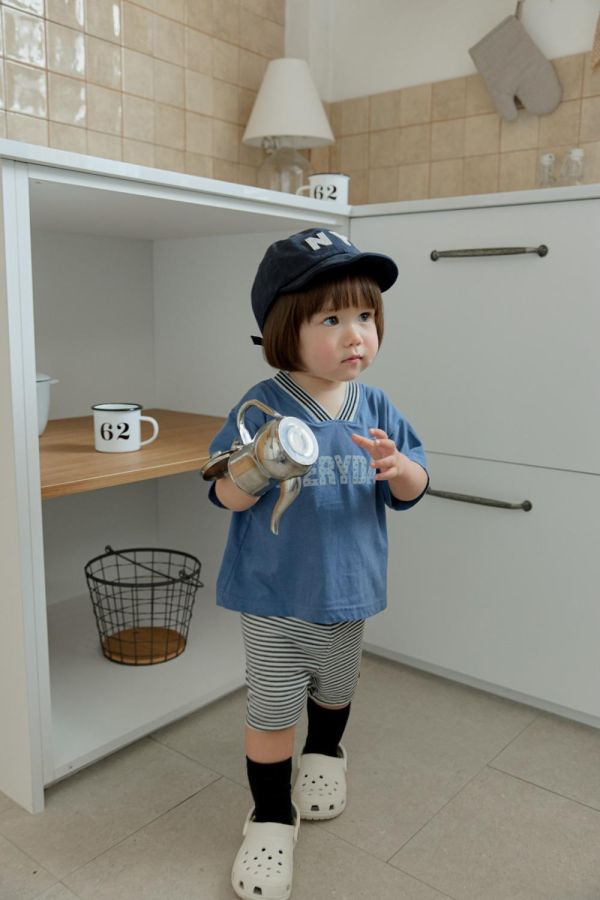 EVERYDAY織帶V領短袖上衣 韓國童裝,男童夏裝,中性童裝,童裝推薦,2026夏季童裝,男童穿搭,韓系童裝,中性穿搭,韓國代購