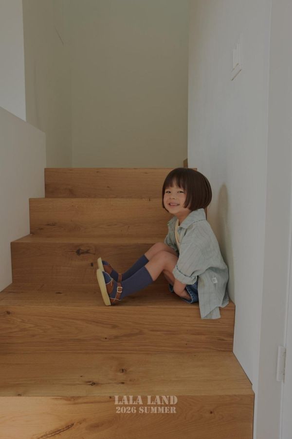 線條翻領亞麻長袖襯衫 韓國童裝,男童夏裝,中性童裝,童裝推薦,2026夏季童裝,男童穿搭,韓系童裝,中性穿搭,韓國代購