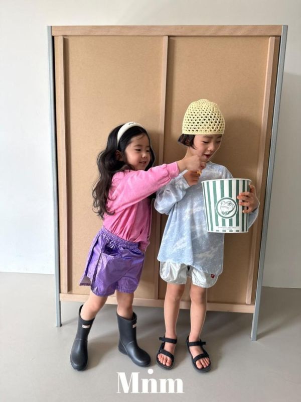 科技感金屬光澤短褲 韓國童裝,男童夏裝,中性童裝,童裝推薦,2026夏季童裝,男童穿搭,韓系童裝,中性穿搭,韓國代購