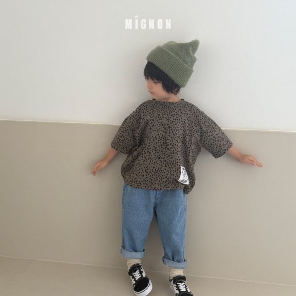 低調豹紋短袖上衣 韓國童裝,男童秋裝,中性童裝,韓系童裝推薦,2025秋季童裝,韓國男童新款,中性風男童穿搭,秋季男童服飾推薦,小男友穿搭