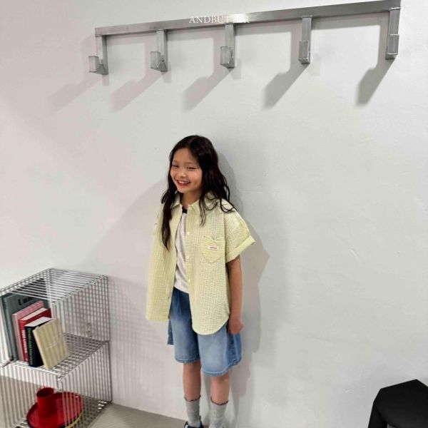 愛心口袋直紋翻領短袖襯衫 韓國童裝,男童夏裝,中性童裝,童裝推薦,2026夏季童裝,男童穿搭,韓系童裝,中性穿搭,韓國代購