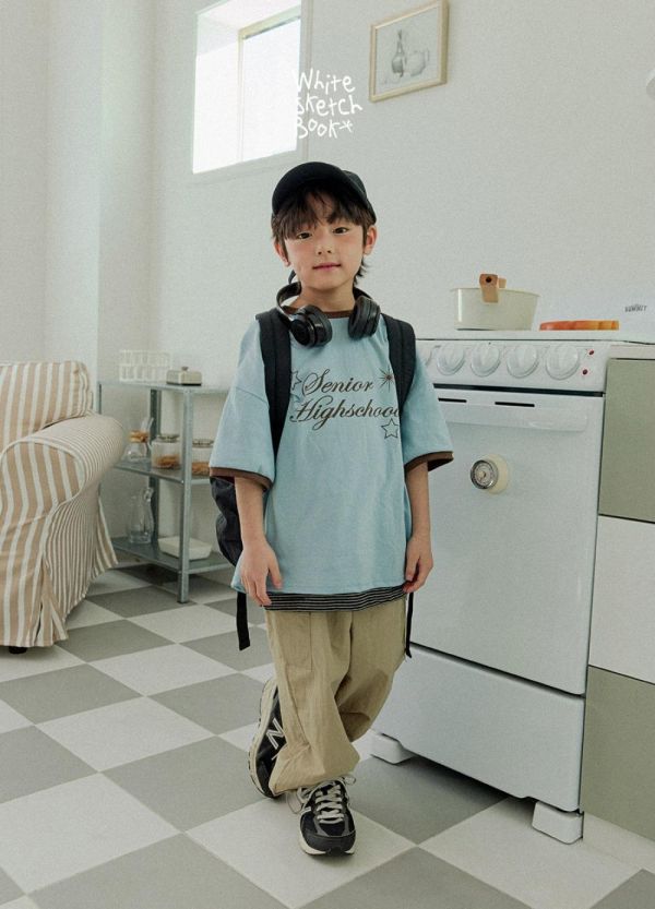 撞色滾邊藝術字母短袖上衣 韓國童裝,男童夏裝,中性童裝,童裝推薦,2026夏季童裝,男童穿搭,韓系童裝,中性穿搭,韓國代購