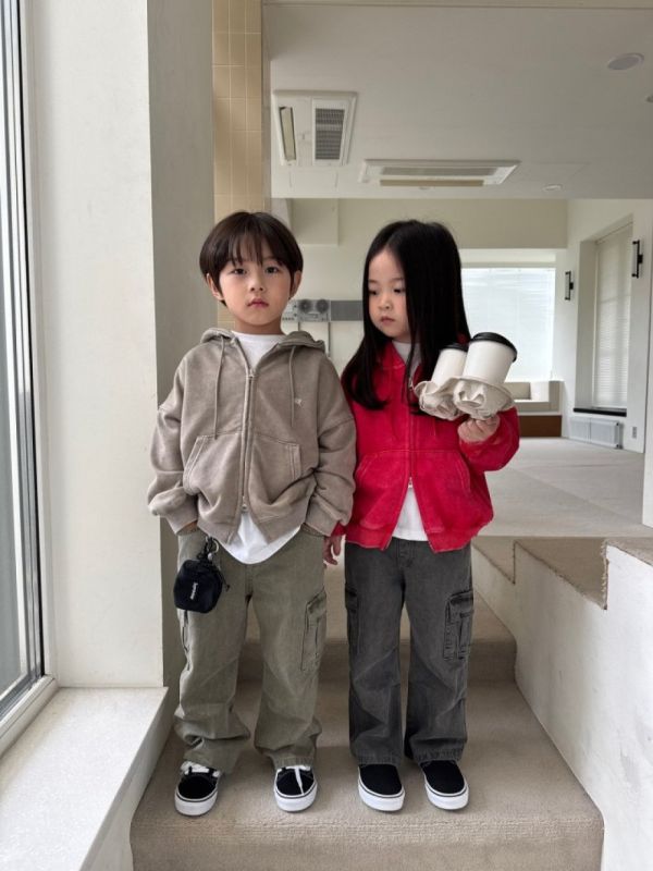 仿舊感雙向拉鍊連帽外套 韓國童裝,男童秋裝,中性童裝,韓系童裝推薦,2025秋季童裝,韓國男童新款,中性風男童穿搭,秋季男童服飾推薦,小男友穿搭