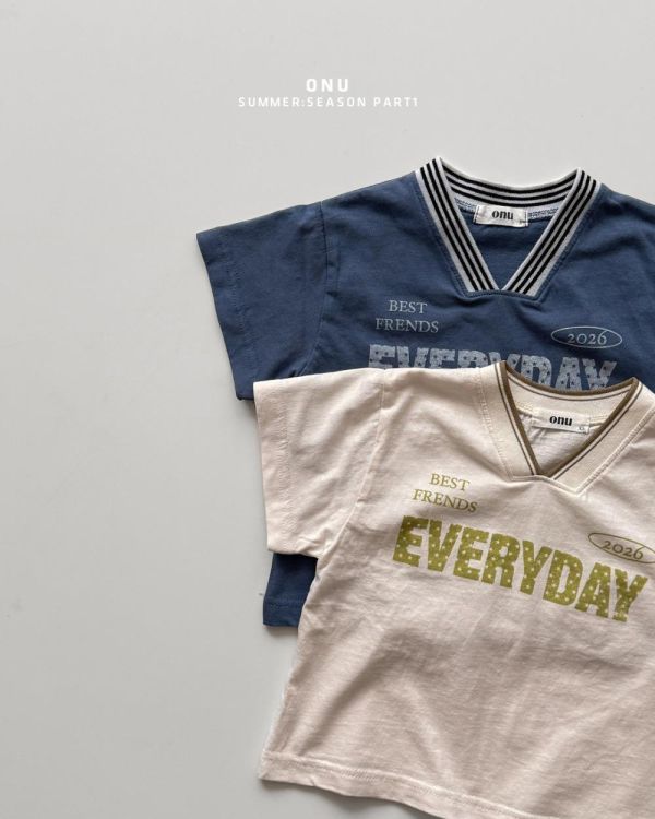 EVERYDAY織帶V領短袖上衣 韓國童裝,男童夏裝,中性童裝,童裝推薦,2026夏季童裝,男童穿搭,韓系童裝,中性穿搭,韓國代購