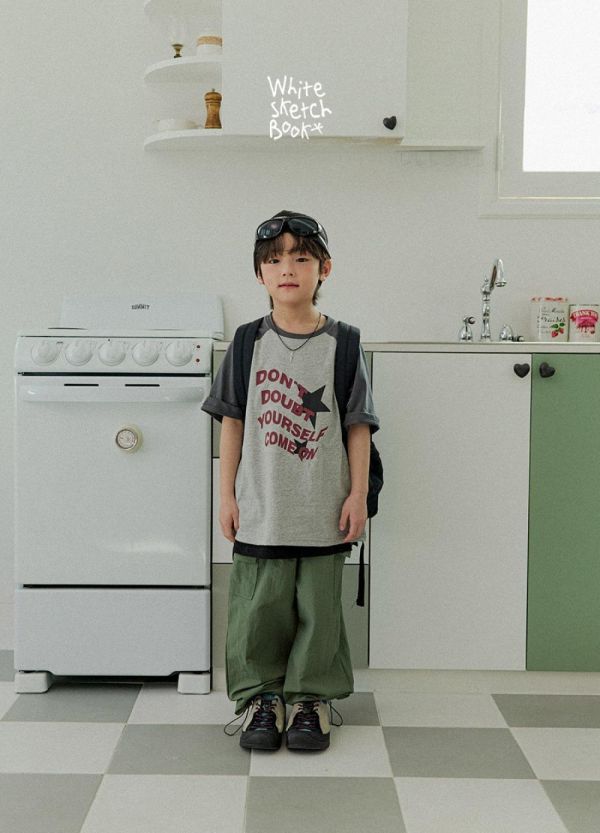 星星字母插肩短袖上衣 韓國童裝,男童夏裝,中性童裝,童裝推薦,2026夏季童裝,男童穿搭,韓系童裝,中性穿搭,韓國代購