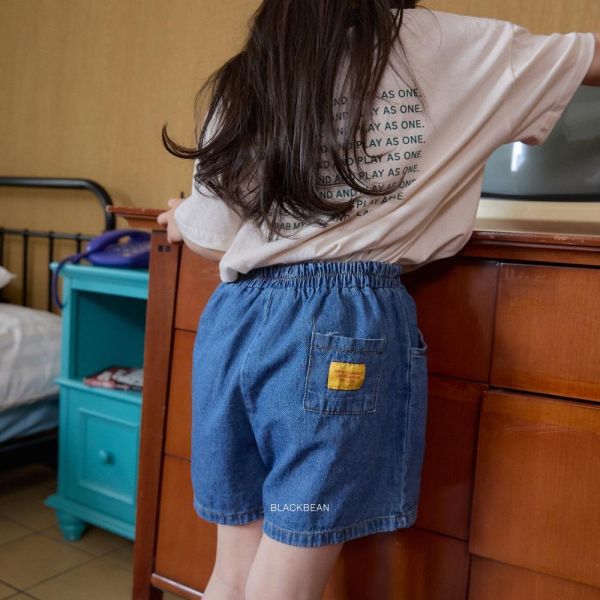 小黃標籤牛仔短褲 韓國童裝,男童夏裝,中性童裝,童裝推薦,2026夏季童裝,男童穿搭,韓系童裝,中性穿搭,韓國代購