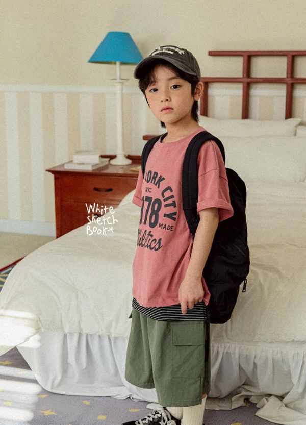 美式字母短袖上衣 韓國童裝,男童夏裝,中性童裝,童裝推薦,2026夏季童裝,男童穿搭,韓系童裝,中性穿搭,韓國代購