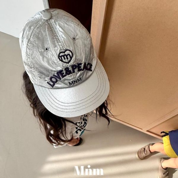 品牌經典刺繡調節繩平板帽 韓國童裝,男童夏裝,中性童裝,童裝推薦,2026夏季童裝,男童穿搭,韓系童裝,中性穿搭,韓國代購