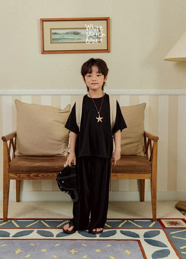 坑條彈彈短袖長褲套裝 韓國童裝,男童夏裝,中性童裝,童裝推薦,2026夏季童裝,男童穿搭,韓系童裝,中性穿搭,韓國代購