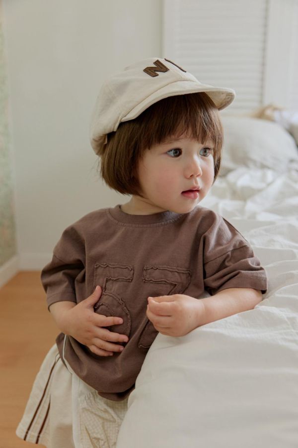 補丁57短袖上衣 韓國童裝,男童夏裝,中性童裝,童裝推薦,2026夏季童裝,男童穿搭,韓系童裝,中性穿搭,韓國代購