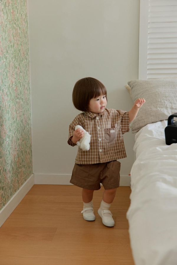 無印風翻領格紋短袖襯衫 韓國童裝,男童夏裝,中性童裝,童裝推薦,2026夏季童裝,男童穿搭,韓系童裝,中性穿搭,韓國代購