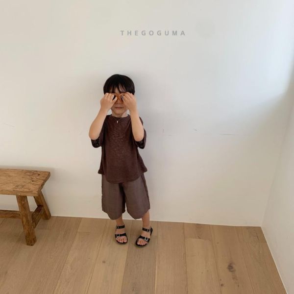 小標針織短袖上衣 韓國童裝,男童夏裝,中性童裝,童裝推薦,2026夏季童裝,男童穿搭,韓系童裝,中性穿搭,韓國代購