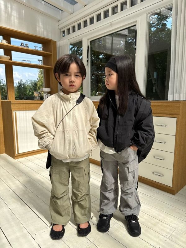 背後OUR立領拉鍊運動外套 韓國童裝,男童秋裝,中性童裝,韓系童裝推薦,2025秋季童裝,韓國男童新款,中性風男童穿搭,秋季男童服飾推薦,小男友穿搭