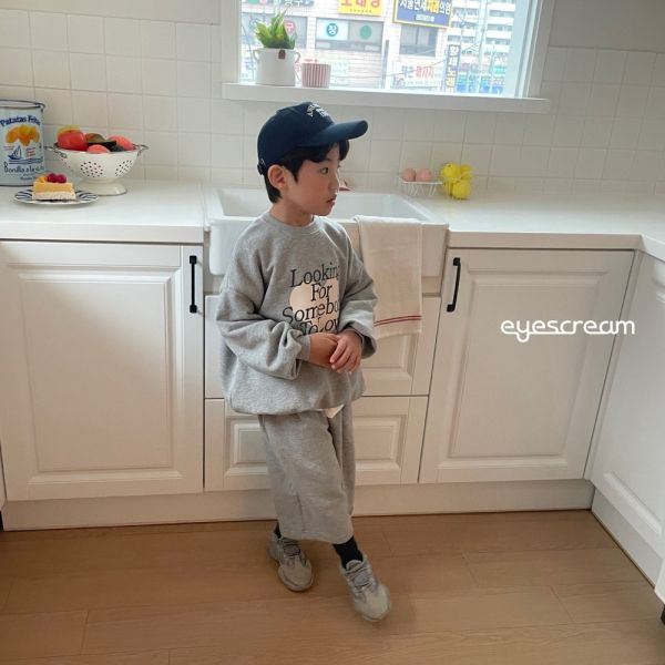 愛心英文標語長袖上衣-親子款 韓國童裝,男童秋裝,中性童裝,韓系童裝推薦,2025秋季童裝,韓國男童新款,中性風男童穿搭,秋季男童服飾推薦,小男友穿搭