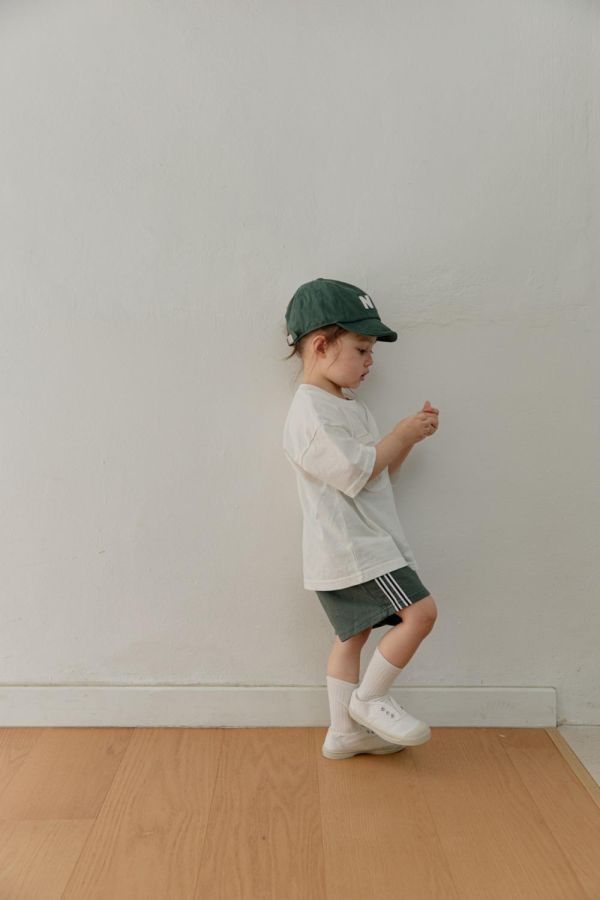 數字織帶滾邊運動短褲 韓國童裝,男童夏裝,中性童裝,童裝推薦,2026夏季童裝,男童穿搭,韓系童裝,中性穿搭,韓國代購