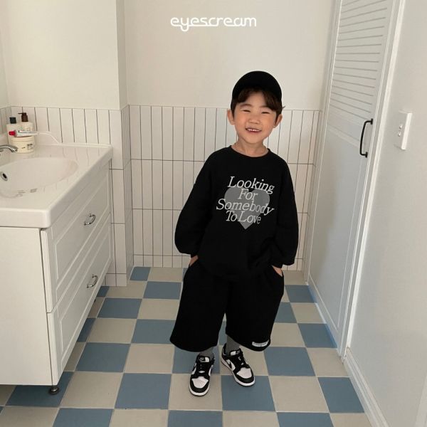 愛心英文標語長袖上衣-親子款 韓國童裝,男童秋裝,中性童裝,韓系童裝推薦,2025秋季童裝,韓國男童新款,中性風男童穿搭,秋季男童服飾推薦,小男友穿搭