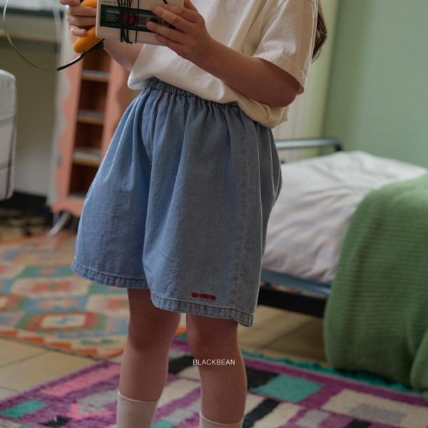 刺繡字母牛仔短褲 韓國童裝,男童夏裝,中性童裝,童裝推薦,2026夏季童裝,男童穿搭,韓系童裝,中性穿搭,韓國代購