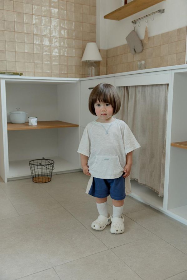 雙色拼接運動短褲 韓國童裝,男童夏裝,中性童裝,童裝推薦,2026夏季童裝,男童穿搭,韓系童裝,中性穿搭,韓國代購