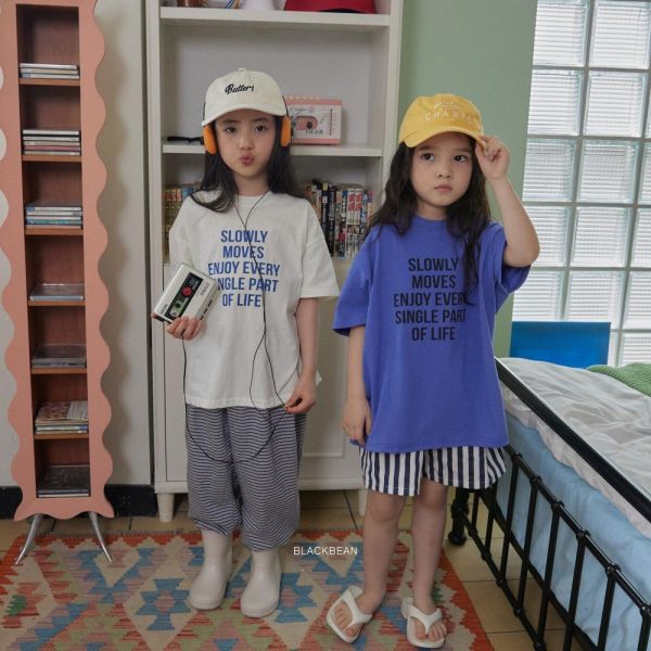 印刷字母短袖上衣 韓國童裝,男童夏裝,中性童裝,童裝推薦,2026夏季童裝,男童穿搭,韓系童裝,中性穿搭,韓國代購
