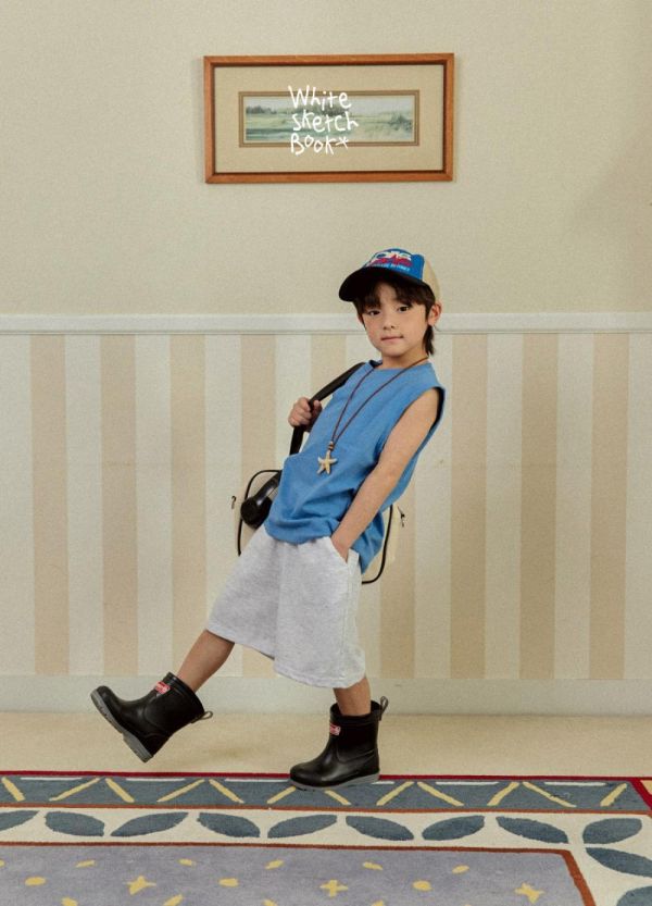 日常輕鬆素色運動短褲 韓國童裝,男童夏裝,中性童裝,童裝推薦,2026夏季童裝,男童穿搭,韓系童裝,中性穿搭,韓國代購