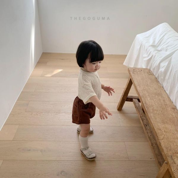 小標針織短袖上衣 韓國童裝,男童夏裝,中性童裝,童裝推薦,2026夏季童裝,男童穿搭,韓系童裝,中性穿搭,韓國代購