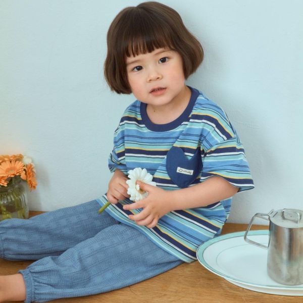 愛心口袋條紋短袖上衣 韓國童裝,男童夏裝,中性童裝,童裝推薦,2026夏季童裝,男童穿搭,韓系童裝,中性穿搭,韓國代購