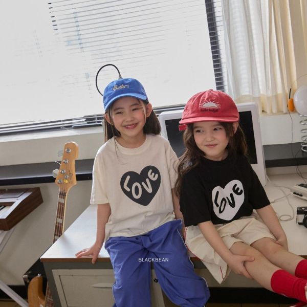 愛心LOVE短袖上衣 韓國童裝,男童夏裝,中性童裝,童裝推薦,2026夏季童裝,男童穿搭,韓系童裝,中性穿搭,韓國代購