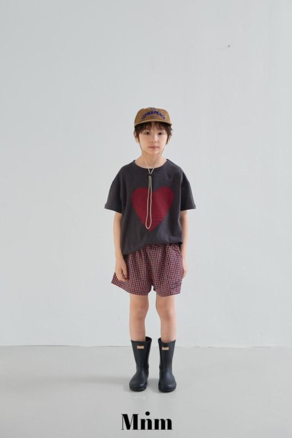 刺繡字母格紋休閒短褲 韓國童裝,男童夏裝,中性童裝,童裝推薦,2026夏季童裝,男童穿搭,韓系童裝,中性穿搭,韓國代購